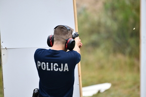 policjanci podczas eliminacji