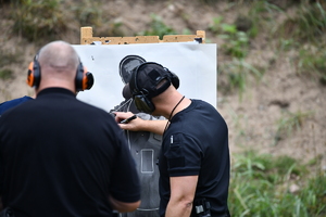 policjanci podczas eliminacji