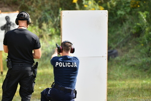 policjanci podczas eliminacji