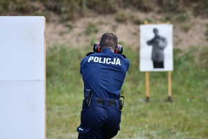 policjanci podczas eliminacji