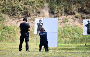 policjanci podczas eliminacji
