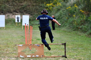 policjanci podczas eliminacji