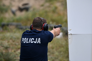 policjanci podczas eliminacji