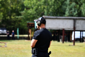 policjanci podczas eliminacji