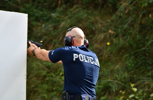 policjanci podczas eliminacji