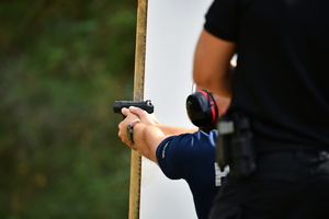 policjanci podczas eliminacji