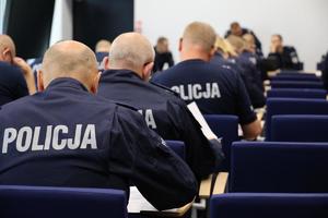 policjanci podczas eliminacji