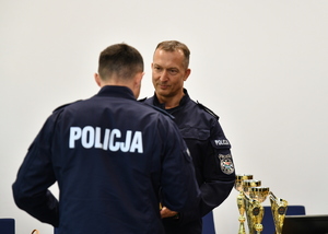 policjanci podczas eliminacji