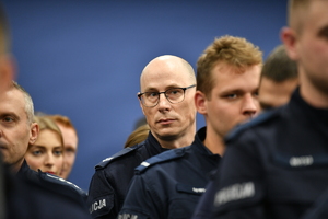 policjanci oraz pracownicy podczas zbiórki