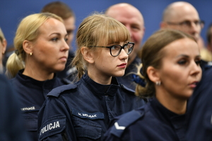 policjanci oraz pracownicy podczas zbiórki
