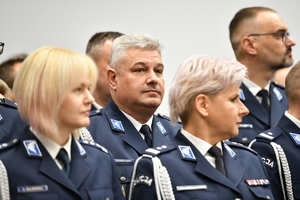 policjanci oraz pracownicy podczas zbiórki