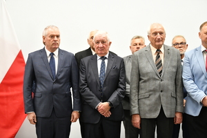 policjanci oraz pracownicy podczas zbiórki