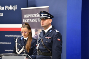 policjanci oraz pracownicy podczas zbiórki