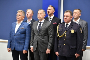 policjanci oraz pracownicy podczas zbiórki