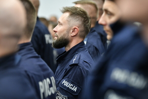 policjanci oraz pracownicy podczas zbiórki