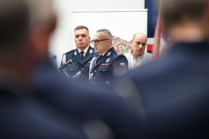 policjanci oraz pracownicy podczas zbiórki