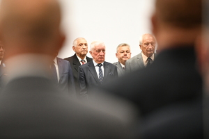 policjanci oraz pracownicy podczas zbiórki