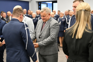 policjanci oraz pracownicy podczas zbiórki