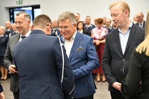 policjanci oraz pracownicy podczas zbiórki