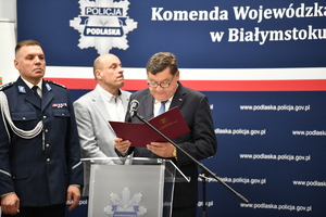 policjacni i pracownivcy podczas uroczystosci