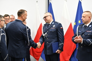 policjacni i pracownivcy podczas uroczystosci