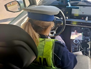 policjantka w radiowozie