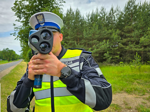 policjant mierzący prędkość