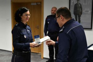 policjacni i komendat podczas konkursu