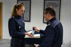 policjacni i komendat podczas konkursu