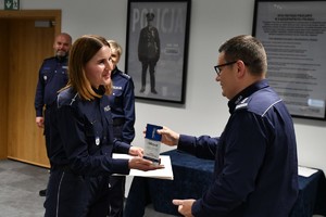 policjantka podczas wreczania nagrod