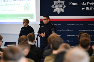 policjanci, strażnicy graniczni i uczniowie