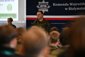 policjanci, strażnicy graniczni i uczniowie