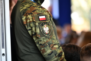 policjanci, strażnicy graniczni i uczniowie