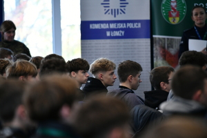 policjanci, strażnicy graniczni i uczniowie