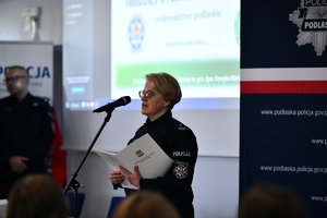 policjanci, strażnicy graniczni i uczniowie