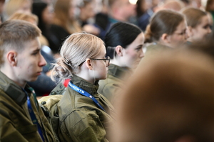 policjanci, strażnicy graniczni i uczniowie