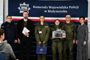 policjanci, strażnicy graniczni i uczniowie