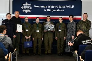 policjanci, strażnicy graniczni i uczniowie