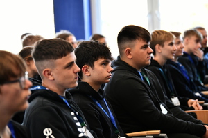 policjanci, strażnicy graniczni i uczniowie