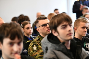 policjanci, strażnicy graniczni i uczniowie