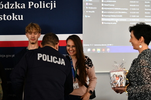 policjanci, strażnicy graniczni i uczniowie