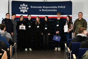 policjanci, strażnicy graniczni i uczniowie