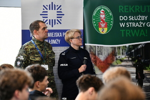 policjanci, strażnicy graniczni i uczniowie