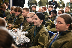 policjanci, strażnicy graniczni i uczniowie