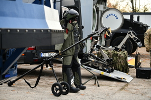 policjanci, strażnicy graniczni i uczniowie