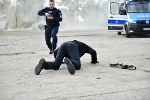 policjanci, strażnicy graniczni i uczniowie