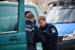 policjanci, strażnicy graniczni i uczniowie