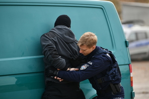 policjanci, strażnicy graniczni i uczniowie