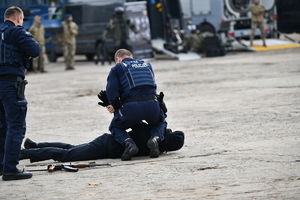 policjanci, strażnicy graniczni i uczniowie