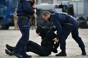 policjanci, strażnicy graniczni i uczniowie